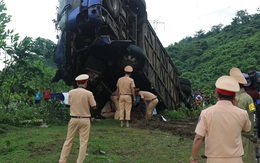 [CẬP NHẬT] Hiện trường trục vớt xe khách lật khiến 16 người thương vong ở Quảng Nam