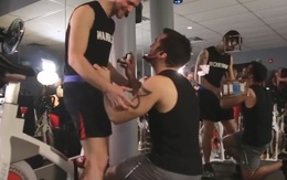 Chàng trai bật khóc khi được bạn trai cầu hôn bất ngờ trong phòng gym