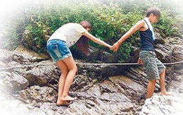 Tình yêu son sắt của chàng trai dùng thân mình che chắn cho người yêu khi nhà sập khiến bao người nghẹn ngào