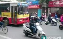 Hà Nội: Nam thanh niên chặn đầu xe buýt, nhảy múa điên loạn