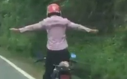 Clip: Người đàn ông đứng trên xe máy, buông tay lái lao vun vút