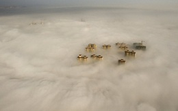 7 ngày qua ảnh: Sương mù phủ kín thành phố TQ như ngày tận thế
