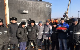 Thủy thủ tàu ngầm Kilo và chuyên gia Nga đi biển về, ăn mừng hoành tráng bằng lợn sữa quay