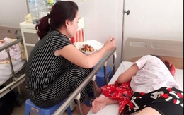 Hình ảnh mẹ chồng và nàng dâu trong viện "gây bão" mạng xã hội