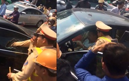 CSGT dùng búa phá cửa kính giải cứu tài xế bất tỉnh trong xe BMW