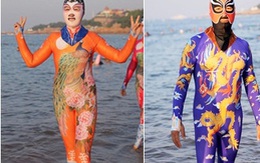 Dân Trung Quốc mặc đồ bơi đi biển trông như đi diễn tuồng