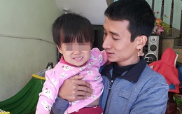 Bắc Ninh: Bé gái 2 tuổi nhập viện điều trị viêm phế quản, đang bình thường bất ngờ liệt 1 chân?