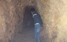Bí thư huyện đào hầm gây xôn xao: "Vàng đâu ra?"