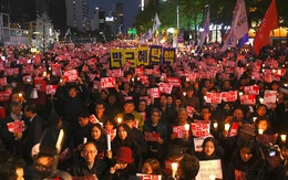 Hàn Quốc: Đối lập cáo buộc Tổng thống bị tà đạo "mê hoặc", biểu tình rung chuyển Seoul