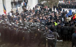 Biển người biểu tình phong tỏa tòa nhà quốc hội Moldova