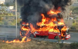 Xe khách bốc cháy dữ dội trên đại lộ Thăng Long