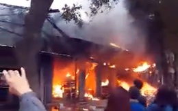 Hà Nội: Cháy lớn thiêu rụi nhiều ki-ốt kinh doanh tạp hóa