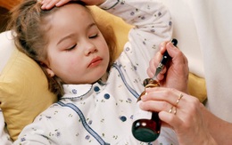 Chuyên gia: 6 sai lầm gây hại nghiêm trọng khi cho trẻ uống thuốc