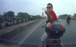 Clip ông Tây giang hồ chặn đầu ô tô ở Hà Nội, đập bể gương xe