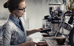 Khoa học chứng minh: Uống nhiều cà phê khiến vòng 1 của chị em có nguy cơ "xẹp lép"!