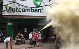 Người dân hoảng loạn vì cháy cột điện ngay cạnh ngân hàng