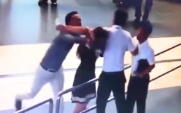 Bị đánh vì quay clip hành khách ở sân bay, nữ nhân viên có sai?