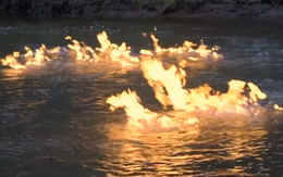 Clip dùng bật lửa châm dòng sông cháy bùng hút 2 triệu người xem
