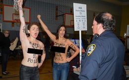 2 phụ nữ ngực trần gây rối ở địa điểm Trump bỏ phiếu