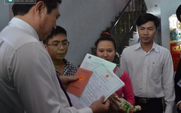Chủ tịch Đà Nẵng đến tận nhà trao giấy khai sinh cho trẻ