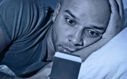 Sự thật về việc dùng smartphone có thể gây mù mắt thoáng qua