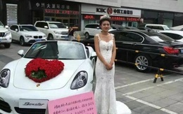 Cái kết bất ngờ của cô gái mặc váy cô dâu đứng bên siêu xe cầm biển tìm chồng