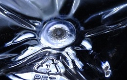 Tại sao dưới đáy chai nhựa lại có ký hiệu này? Đây là điều bạn cần biết để tránh gây hại cho sức khỏe