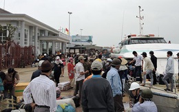 Hàng ngàn hành khách Lý Sơn không thể về quê ăn tết