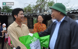 Thủ tướng Nguyễn Xuân Phúc trực tiếp đến thăm nhà dân bị sập do lũ ở Bình Định