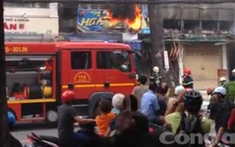 Tiệm sơn xe bốc cháy, hàng chục người hốt hoảng tháo chạy