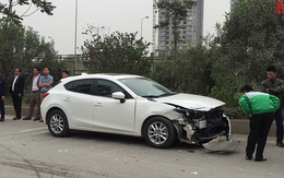 Mazda3 nát đầu trên Đại lộ Thăng Long