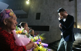 Tùng Dương lau nước mắt khi hát tặng các bà mẹ Việt Nam anh hùng