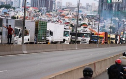 Hai xe container va chạm trên cầu Phú Mỹ, ùn ứ kéo dài hơn 2 giờ