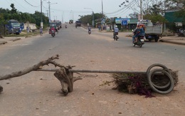 Dân chặn xe chở đất vì bụi ngập nhà