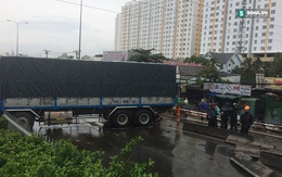 Xe tải chắn ngang đường, giao thông cầu vượt Bình Phước tê liệt