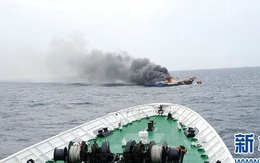 Tàu cá Trung Quốc "bó tay chịu trói" khi tàu Hàn Quốc truy đuổi
