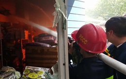 17 xe chữa cháy cùng hơn 100 chiến sỹ dập lửa ở công ty Hồng Hà