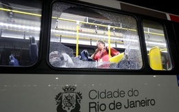 Xe buýt chở phóng viên đưa tin Olympic bất ngờ bị tấn công