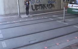 Đèn giao thông dưới nền đường cho người "nghiện" smartphone