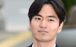 Bị tố cáo cưỡng dâm, Lee Jin Wook vẫn nở nụ cười khi xuất hiện tại đồn cảnh sát