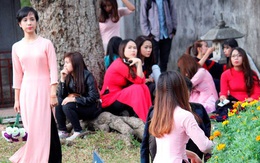 Hàng nghìn sinh viên chen chúc chụp ảnh kỷ yếu, hồn nhiên dẫm lên cỏ ở Văn Miếu