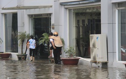 Hà Nội: Cõng mẹ, dìu cha lội nước vào bệnh viện