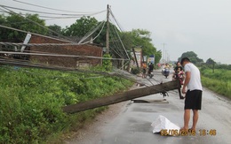 Mưa lớn “quá sức tưởng tượng” làm tốc mái nhà, đổ cây tại Hà Nội