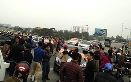 Dân mang 30 xe ô tô dán băng rôn dàn hàng, chặn xe qua cầu Bến Thuỷ