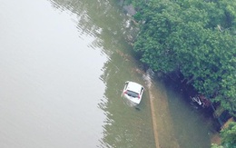 15 hình ảnh chìm trong biển nước sau mưa lớn ở TP HCM và Hà Nội
