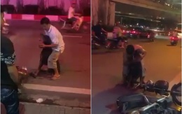Người chủ la khóc, ôm chặt chú chó bị đâm giữa phố Hà Nội