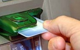 Hai người nước ngoài dùng thẻ ATM giả rút tiền ngân hàng