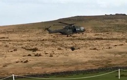 Lính Anh ngơ ngác nhìn trực thăng thổi bay nhà vệ sinh