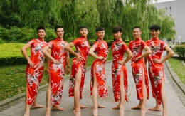 Mặc sườn xám đỏ rực chụp kỷ yếu: Chuyện lạ chắc chỉ nam sinh Trung Quốc mới dám làm!