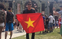Quán quân The Remix cùng người yêu mang cờ Việt đến Tomorrowland